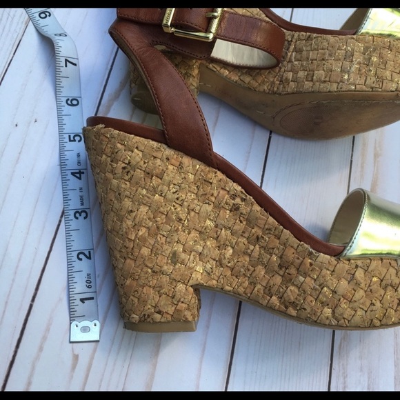 5 for $40🔥Vince Camuto Wedge Sandal Gold 6.5M - Picture 6 of 8